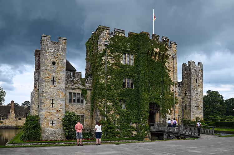 Château médiéval de Hever couvert de lierre, avec un pont