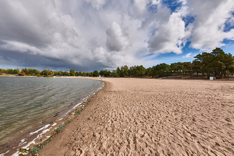 Breed zandstrand Hietaniemi aan de baai