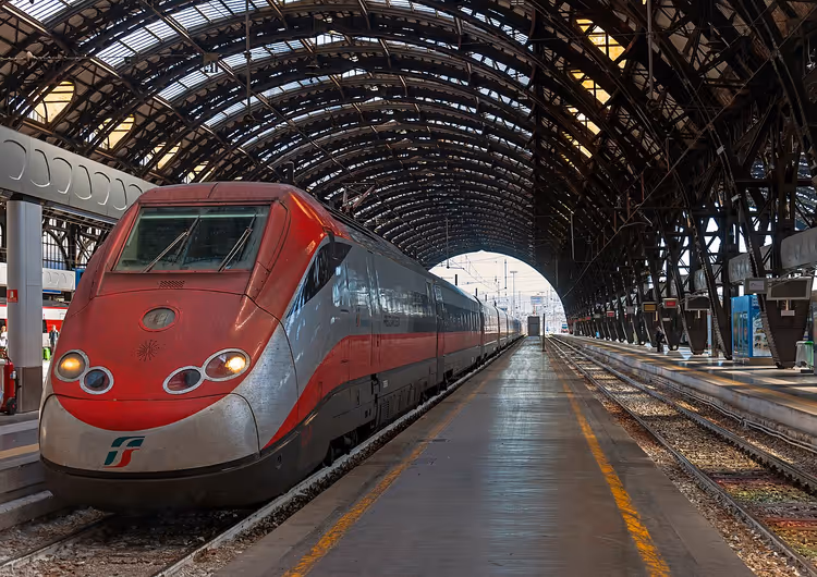 Roter Frecciarossa-Zug am Bahnsteig unter dem Bahnhofsgewölbe