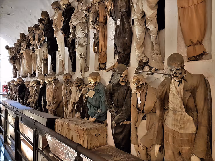 Mummies in kleding langs de catacombengang
