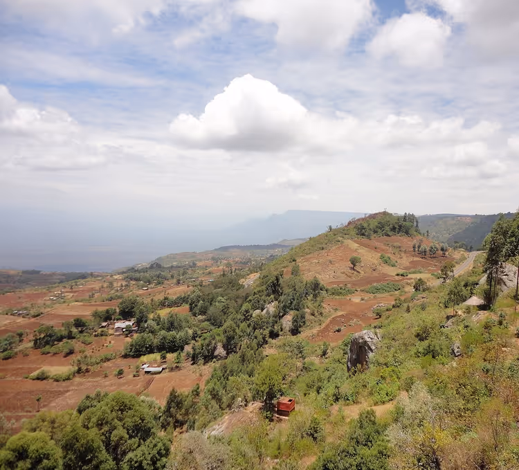 Panorama over Iten-åsene med grønne skråninger og en dal
