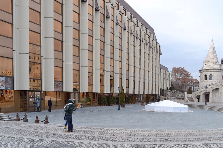Balıkçı Bastionu yakınındaki Hilton oteli