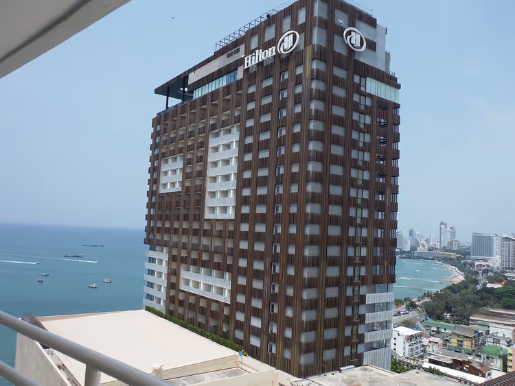 Здание отеля Hilton на берегу Паттайи