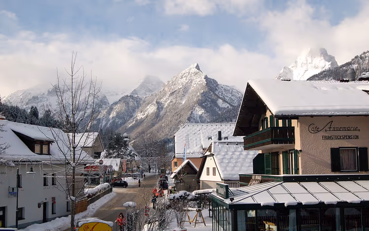 Hinterstoder im Winter zwischen schneebedeckten Bergen