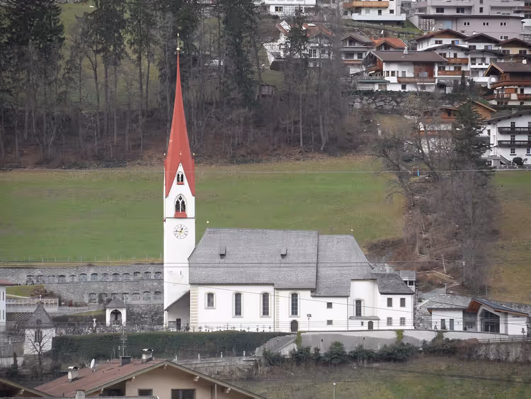Katolsk kirke i Hippach med et rødt spir