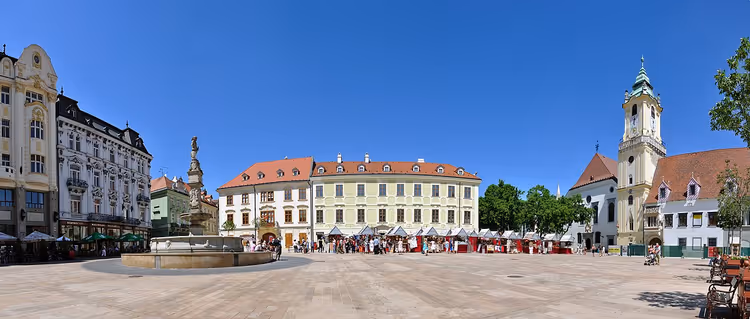 Hovedtorget med fontene og historiske bygninger