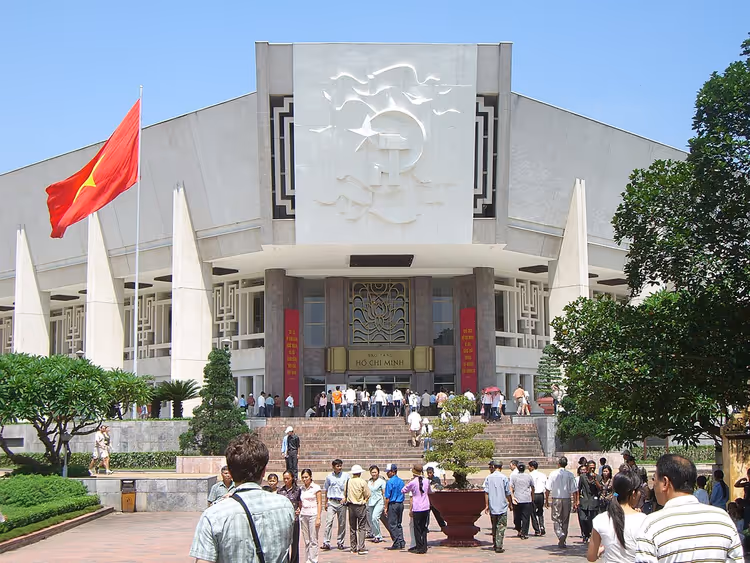 Ho Chi Minh-museets bygning med Vietnams flagg