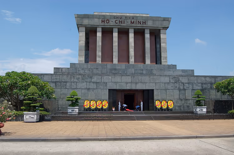 Ho Chi Minh-mausoleet i Hanoi, fasade med inskripsjon