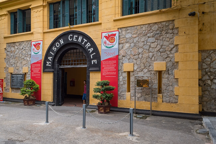 Inngangen til Hoa Lo-fengselsmuseet med skiltet Maison Centrale