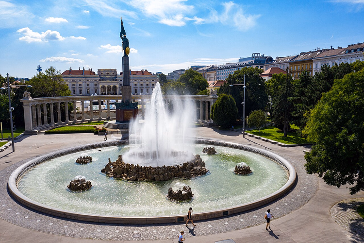 Fontaine Hochstrahlbrunnen sur le Schwarzenbergplatz à Vienne