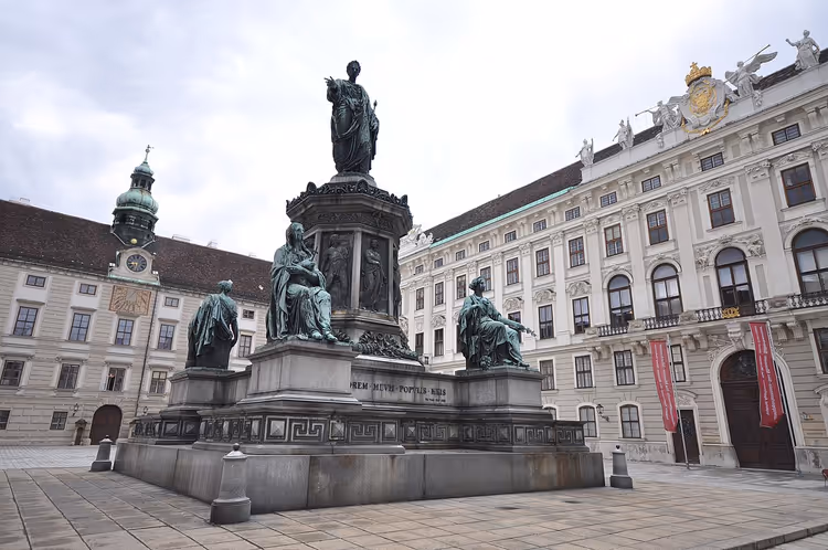 Indre gårdsplass i Hofburg med monument over Frans I