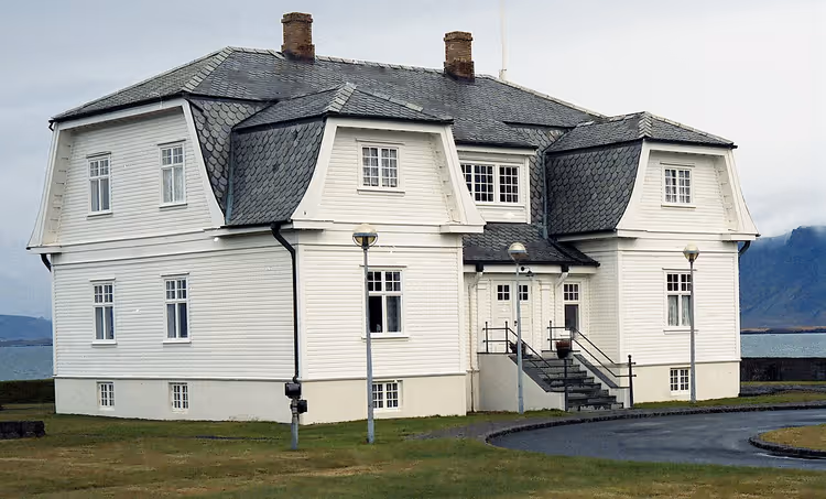 Reykjavik'te denize karşı Hofdi Evi