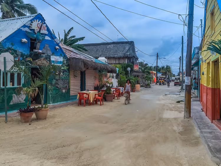 Holbox Adası'nda rengârenk evlerle dolu kumlu bir sokak