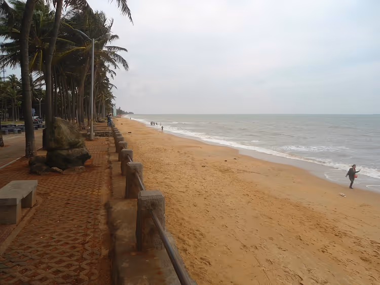 Strand van Haikou met palmbomen en boulevard