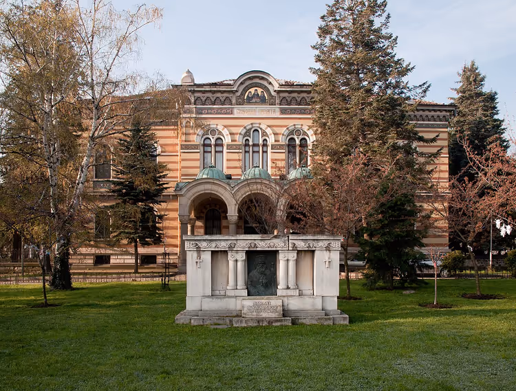 Synodalpalasset i Sofia med monument og trær