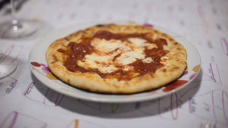 Ev yapımı domates soslu ve mozzarellalı pizza