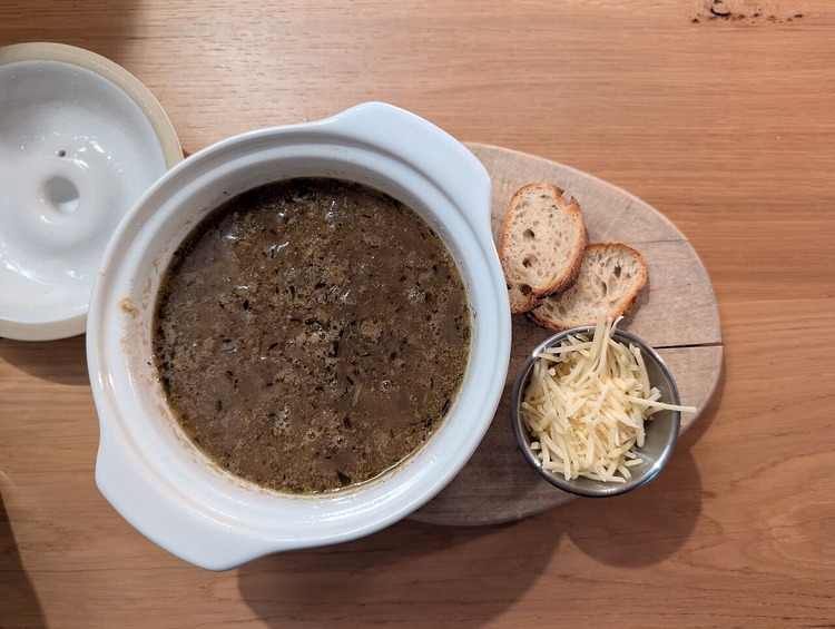شوربة البصل مع الخبز المحمص والجبن المبشور