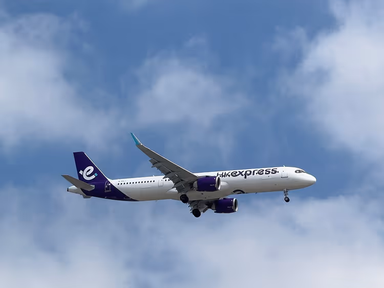 HK Express-fly i luften blant skyer