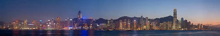 Nachtpanorama van de wolkenkrabbers van Hong Kong boven de haven