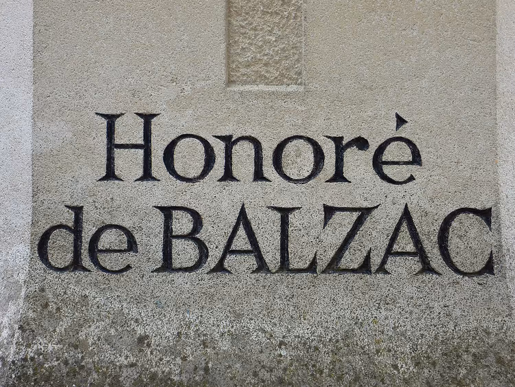 Grafinscriptie Honoré de BALZAC op een stenen plaat
