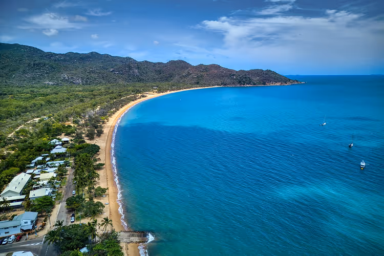 Hesteskobukt med sandstrand og turkist vann