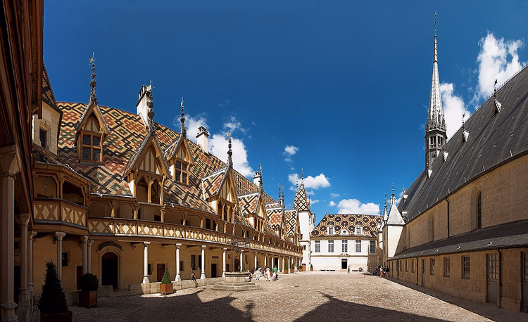 Innenhof des Hôtel-Dieu mit gemusterten Ziegeldächern