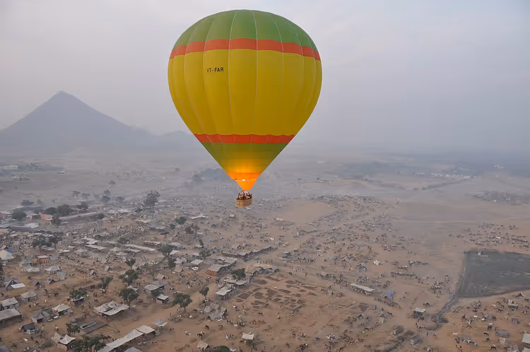 Heißluftballons über der Pushkar-Messe