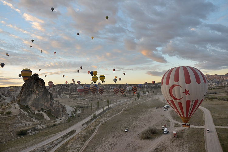 Dutzende Heißluftballons über dem Tal von Kappadokien