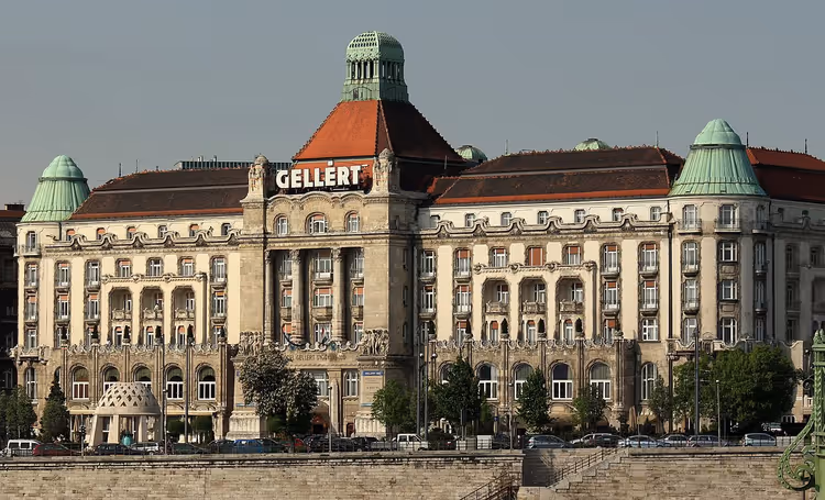 Yeşil kubbeli Gellert otelinin cephesi