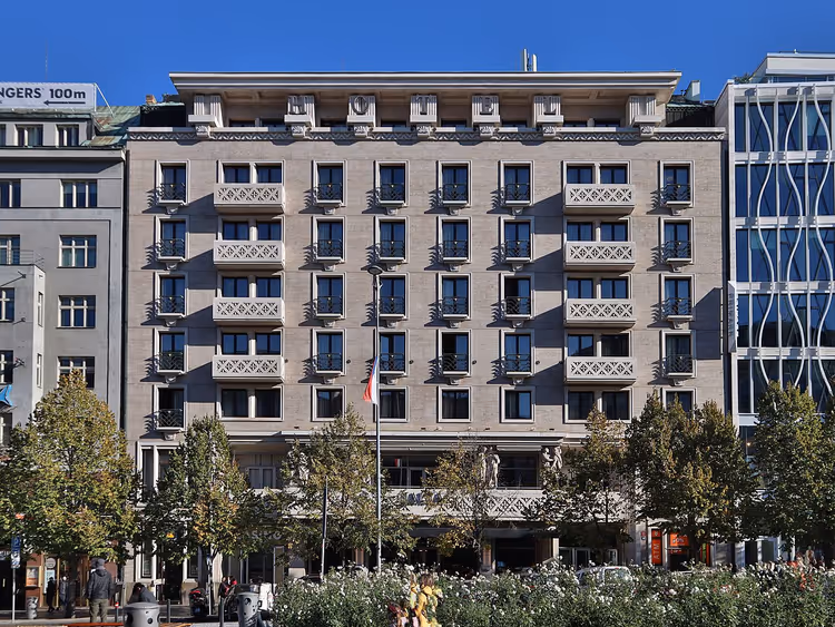 Gevel van Hotel Jalta met balkons en een vlag