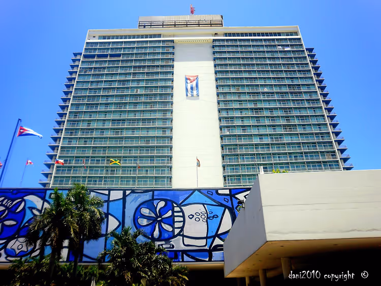 Duvar resmi ve bayraklarla Habana Libre otel cephesi