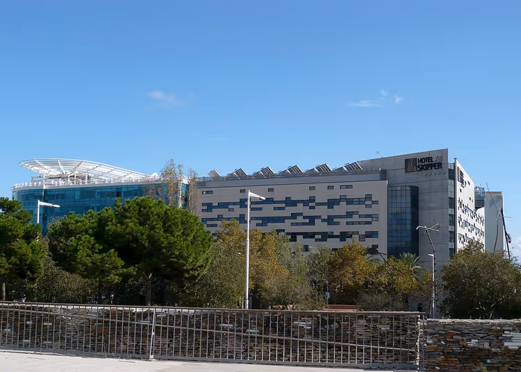 Ağaçların arkasında Barcelona'daki Hotel Skipper cephesi