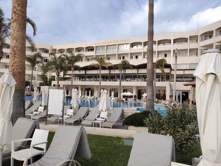 Alexander The Great hotel met een zwembad en palmbomen