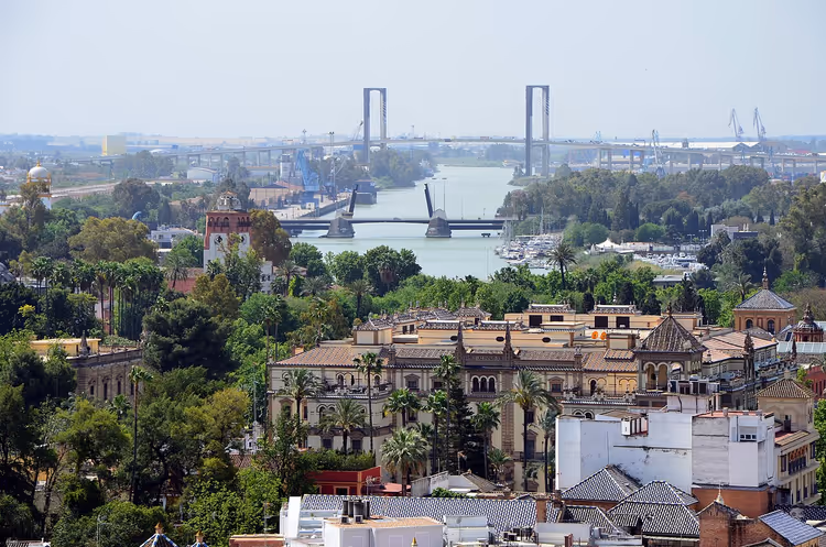 Panorama over Sevilla med elven og broene i det fjerne