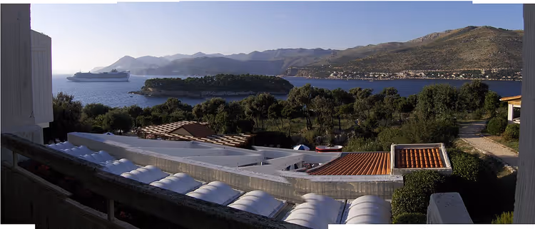 Utsikt fra hotellterrassen mot havet og øya