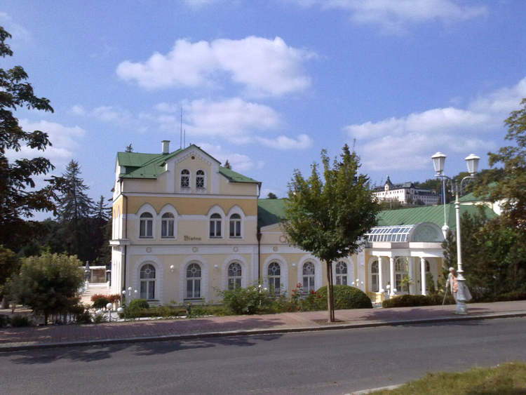 Kurvilla i hovedgaten i Mariánské Lázně