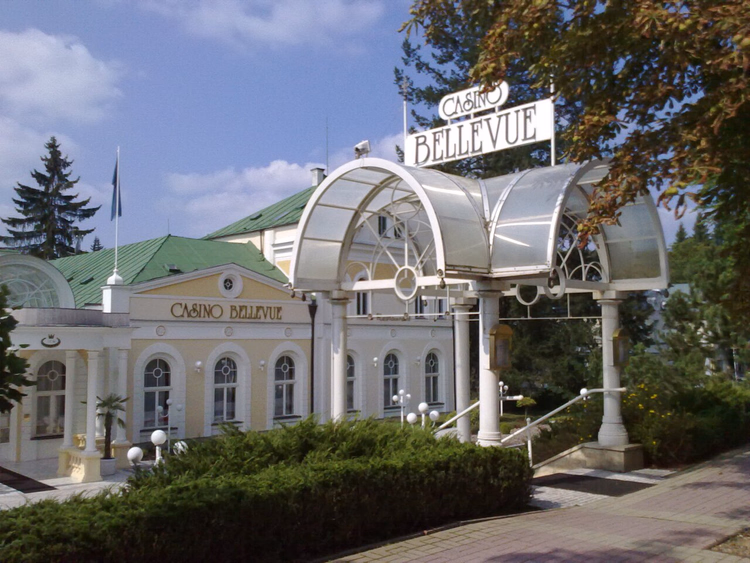 Bellevue kasino i en gate i Mariánské Lázně