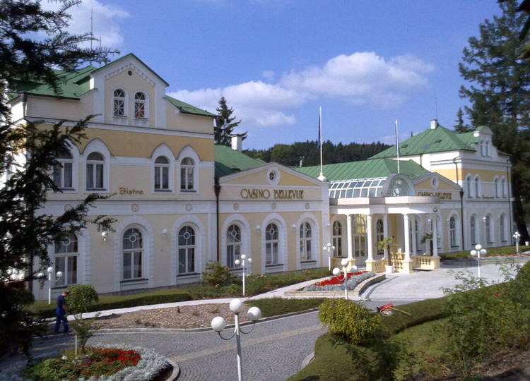 Kurgebäude von Mariánské Lázně zwischen grünen Hügeln