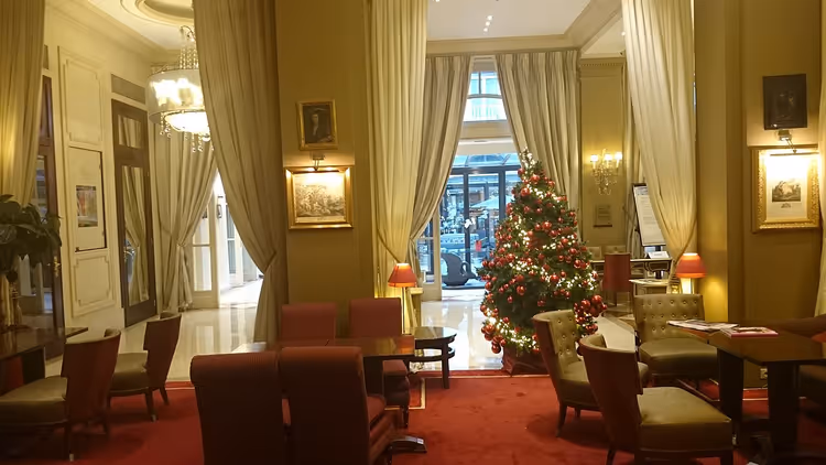 Hotellobby med juletre og lenestoler