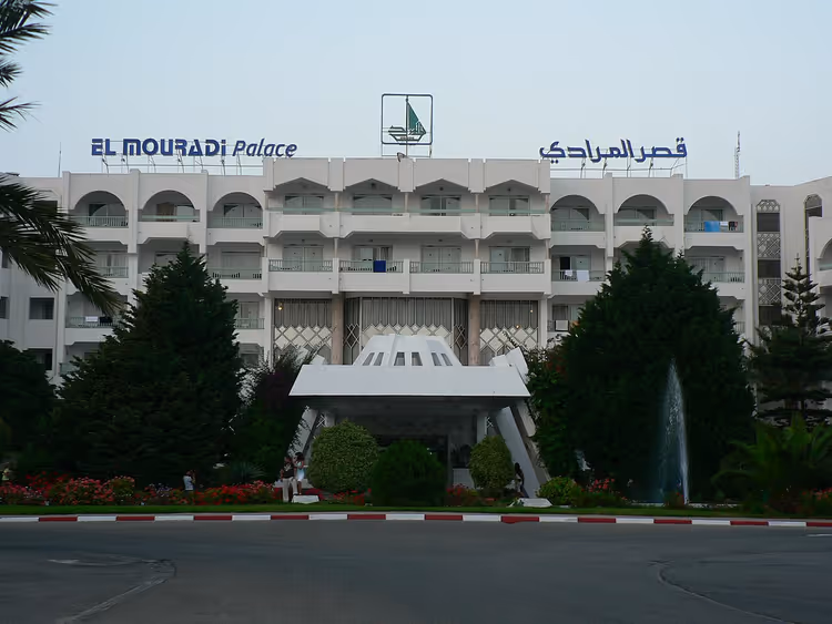 Фасад отеля El Mouradi Palace с вывеской