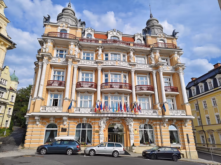 Prydet fasade på kurhotellet Hvězda med tårn og flagg