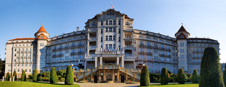 Kuleleri ve parkıyla Imperial Hotel cephesi