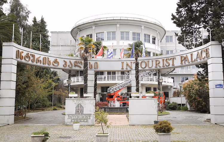 Bue og hovedbygning ved Intourist Palace i Batumi