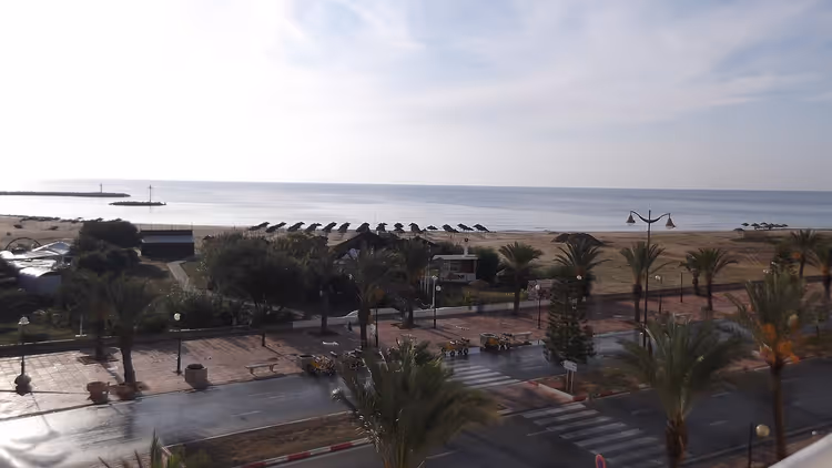 Şemsiyeler ve denizle Hammamet kumsalı