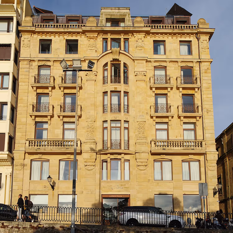 Tabelalı Lasala Plaza otelinin dış görünümü