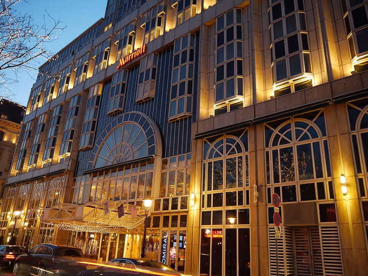 Nattfasaden til hotellet Marriott med sterkt lys