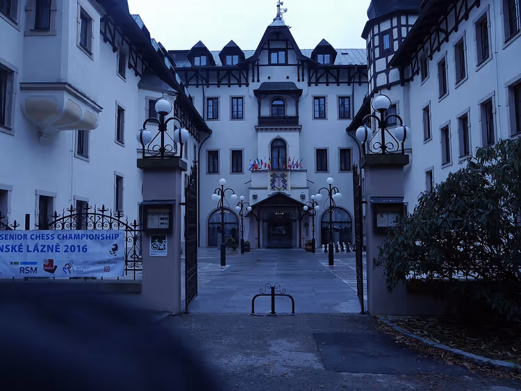 Chateau Monty: hvit bygning med tårn og porter