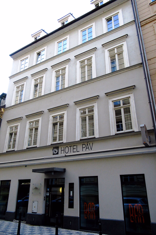 Gevel van Hotel Páv met zijn uithangbord in Praag