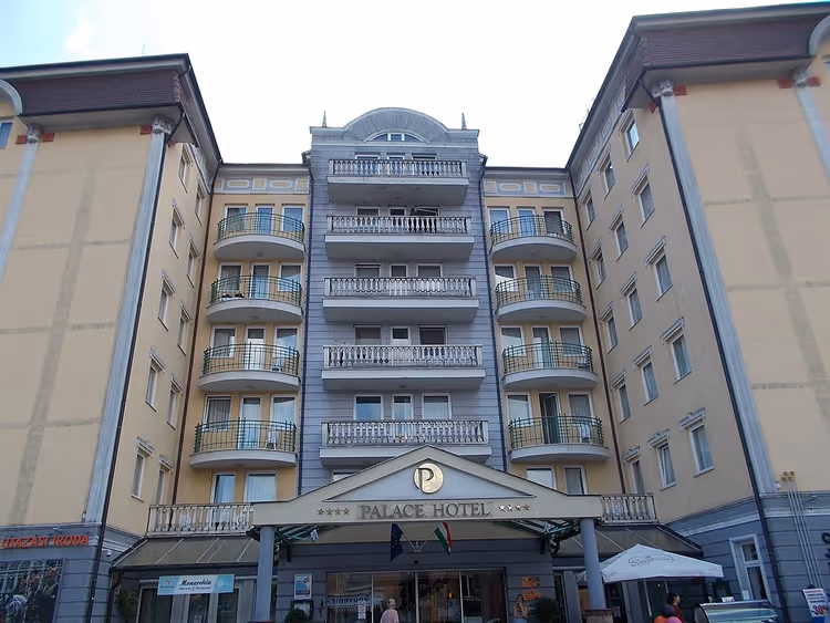 Фасад отеля Palace Hotel с вывеской и звёздами