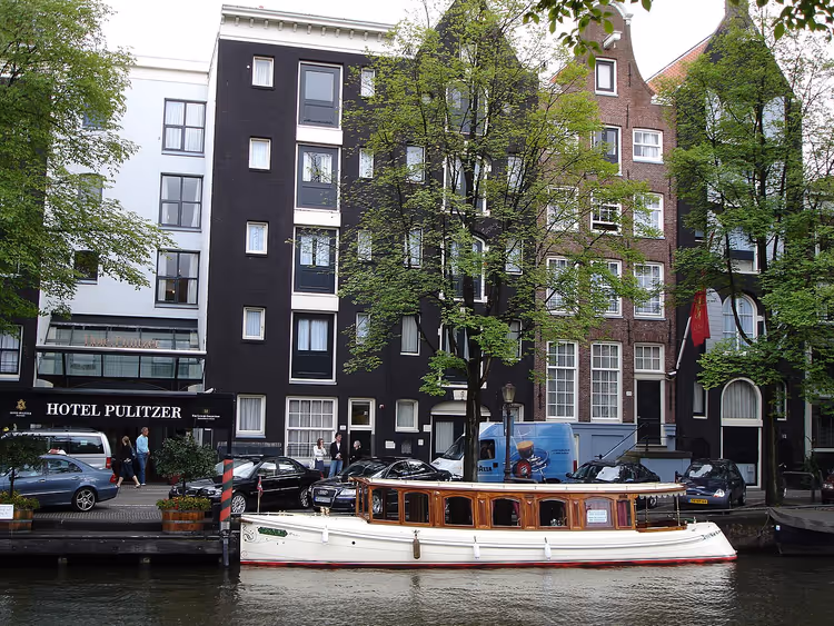 Historische Grachtenhäuser eines Hotels in Amsterdam